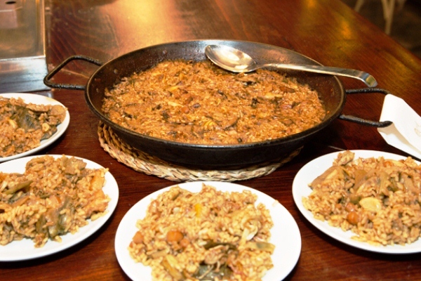 Paella de chipirones y alchofas